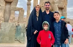 (تصویر) آذری جهرمی با همسر و فرزندانش در تخت جمشید