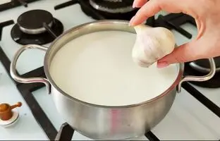 (ویدئو) نحوه درست کردن پنیر با شیر و سیر به روش آلمانی ها!