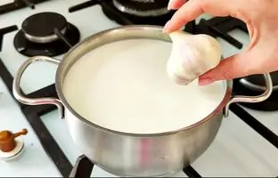 (ویدئو) نحوه درست کردن پنیر با شیر و سیر به روش آلمانی ها!