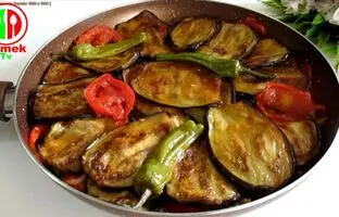 (ویدئو) پخت یک غذای آسان و خوش طعم ترکیه ای با 2 بادمجان و 6 گوجه