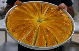 (ویدئو) فرآیند پخت باقلوای مشهور ترکیه ای در خانه برای ایام عید
