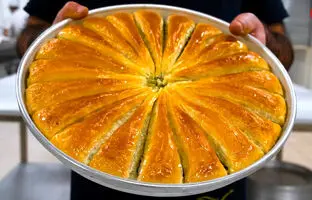 (ویدئو) فرآیند پخت باقلوای مشهور ترکیه ای در خانه برای ایام عید