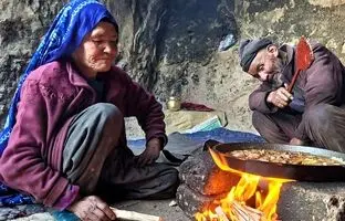 (ویدئو) پخت دیدنی یک غذای محلی با جگر و تخم مرغ به سبک زوج غارنشین افغان