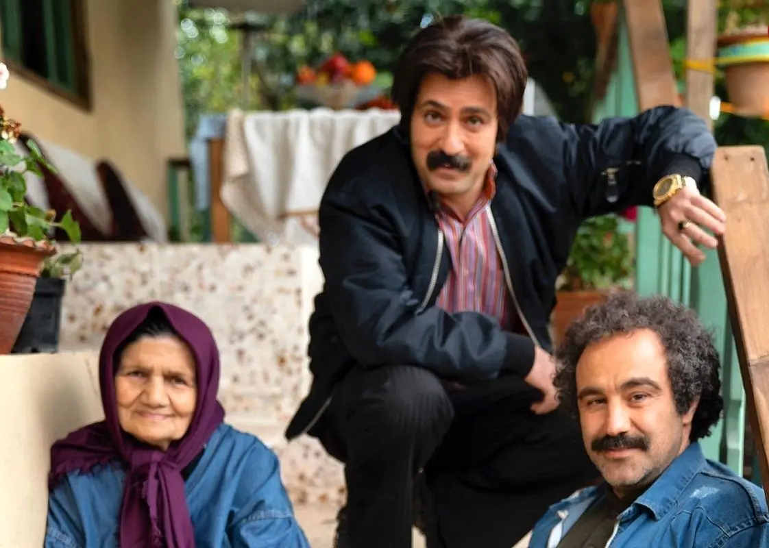 (عکس) تیپ و چهره واقعی ارسطو عامل در کنار نیک، پسر خردسالش