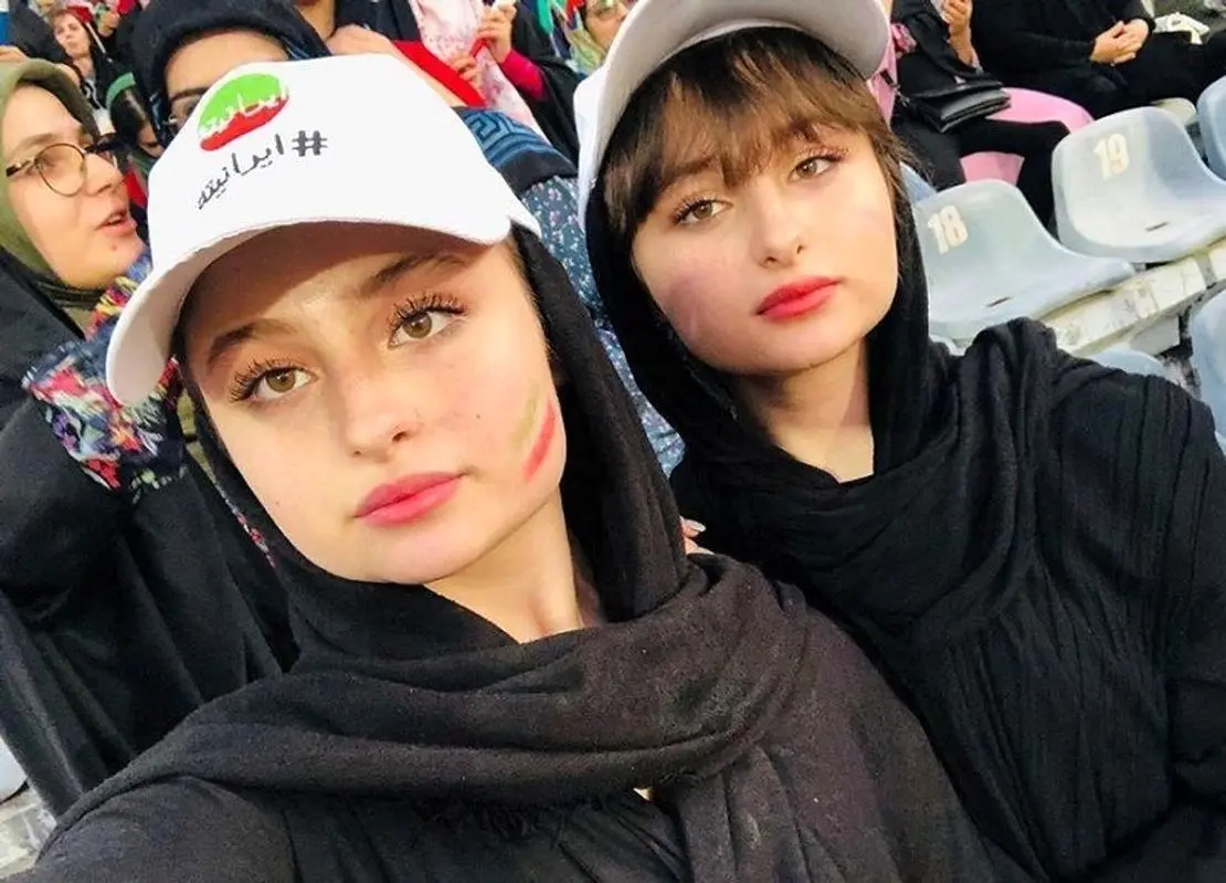 (تصویر) استایل جالب سارا و نیکای سریال پایتخت کنار مادرشان در سوئد