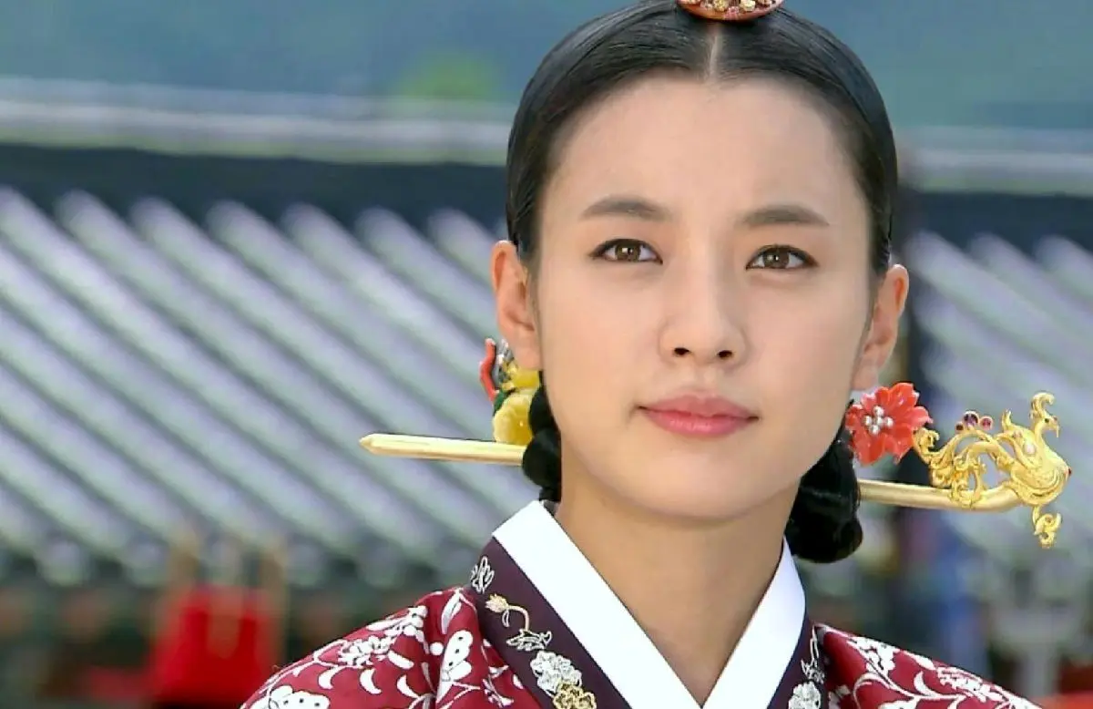 تصاویر جدید از تیپ بامزه بازیگر نقش «دونگ یی» با شلوار شش جیب