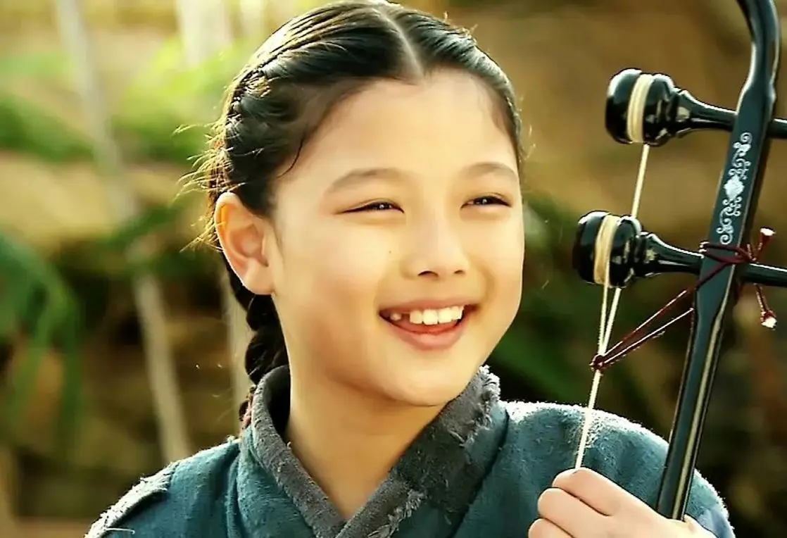 تصاویر جدید از بازیگر نقش کودکی «دونگ‌یی» با حال و هوای بهاری