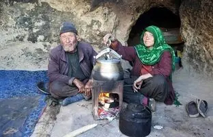 (ویدئو) روش باستانی یک زوج غارنشین افغان در پخت آبگوشت با گوشت بره