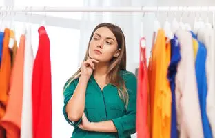 فکر می‌کنی هیچ لباسی برای پوشیدن نداری؟ این 3 راه رو تجربه کن!