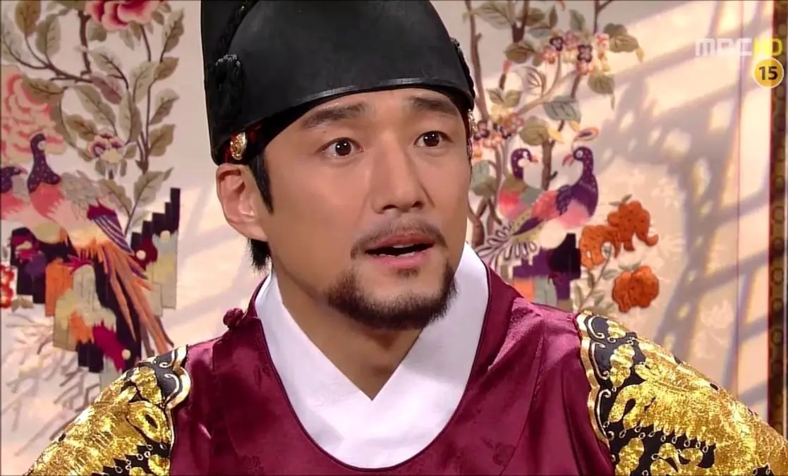 تصاویر جدیدی از امپراتور سوکجونگ سریال دونگ یی در پشت صحنه یک تئاتر