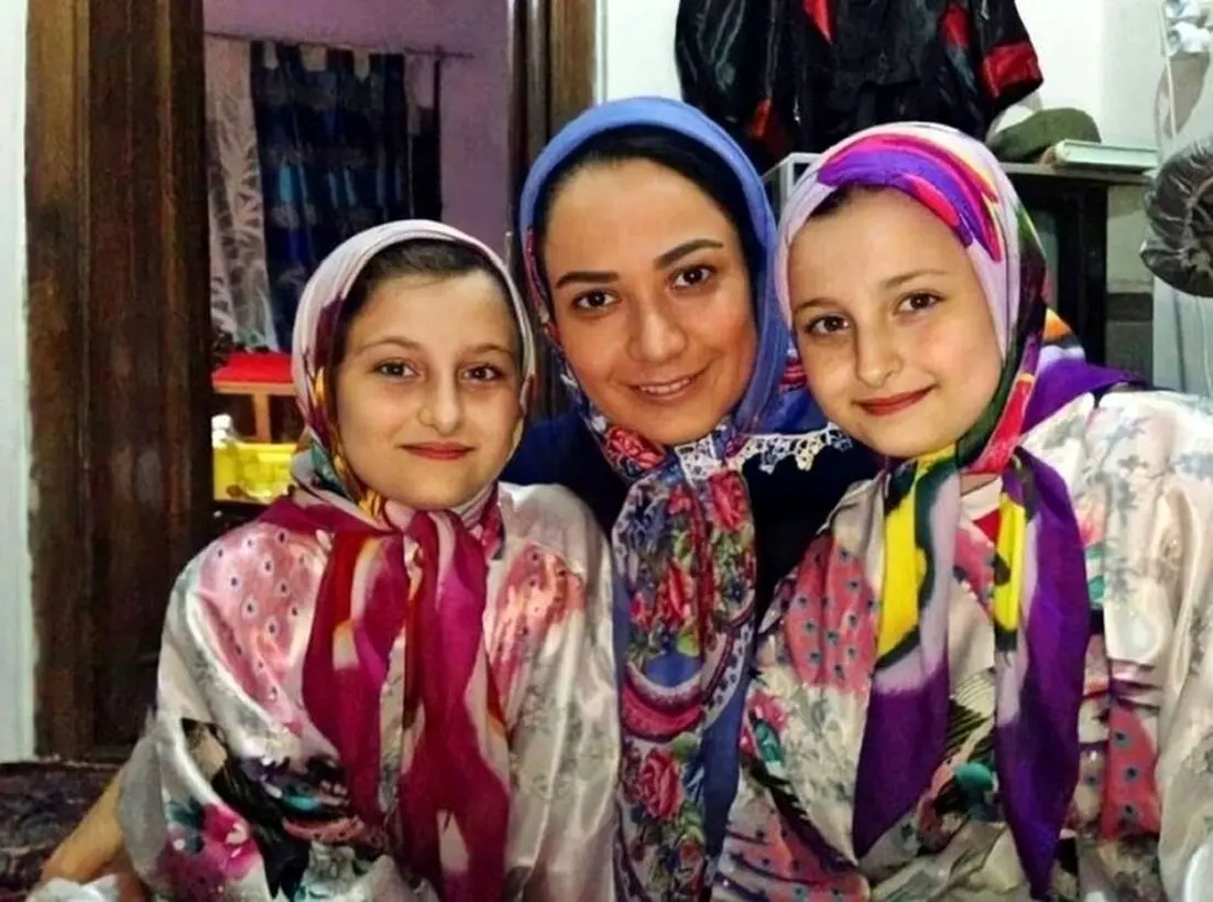 (تصاویر) ژست بامزۀ سارا و نیکای خردسال در پشت صحنۀ پایتخت