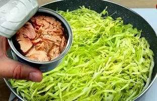 (ویدئو) آلمانی ها با کلم و تن ماهی این غذای خوشمزه را برای شام درست می کنند