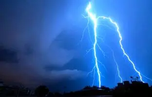 (ویدئو) ثبت تصویری باورنکردنی پس از وقوع صاعقه در آسمان دبی!