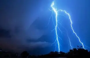(ویدئو) ثبت تصویری باورنکردنی پس از وقوع صاعقه در آسمان دبی!