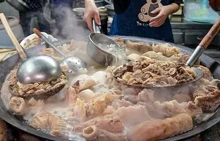 (ویدئو) غذای خیابانی در سئول کره جنوبی؛ پخت غذا با روده، سیرابی، دل و جگر گاو