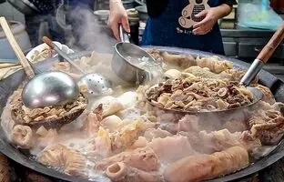 (ویدئو) غذای خیابانی در سئول کره جنوبی؛ پخت غذا با روده، سیرابی، دل و جگر گاو