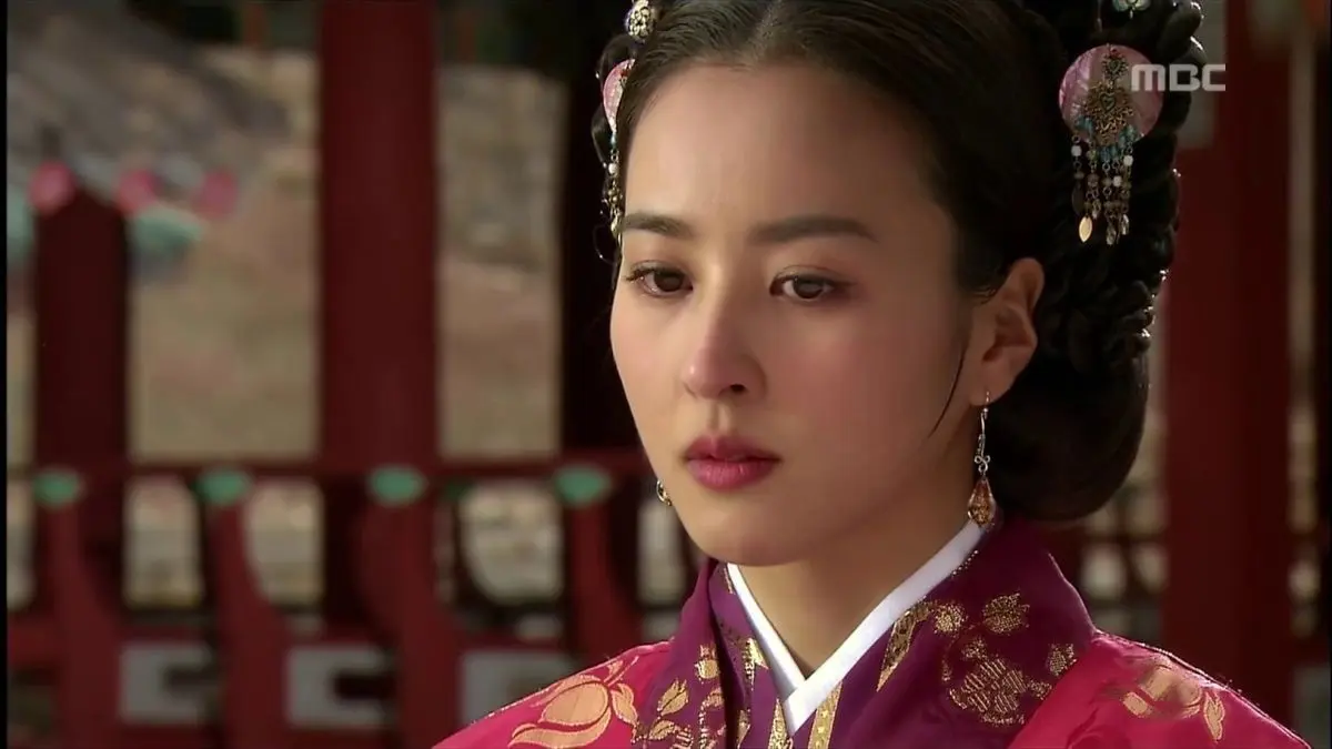 (تصاویر) تفریح بامزه و بستنی خوری سوسانو و دخترش در خیابان های سئول کره جنوبی