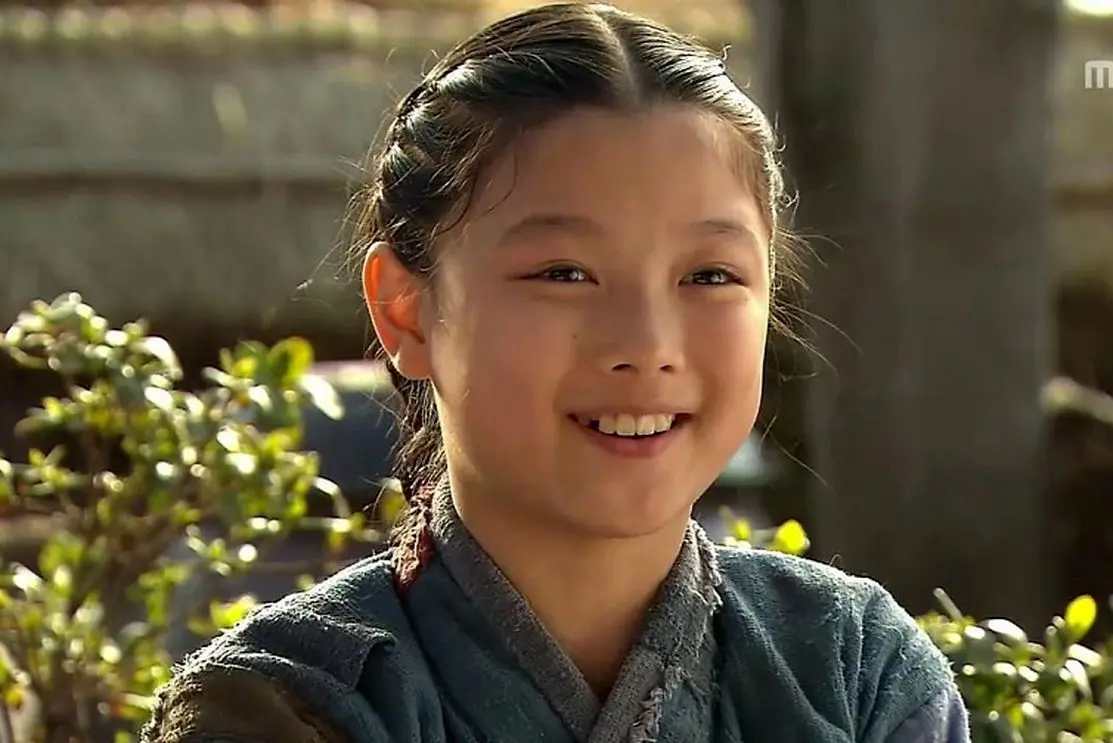 تازه ترین تصاویر بازیگر نقش کودکی «دونگ‌یی» با یک تکه ناگت مرغ!