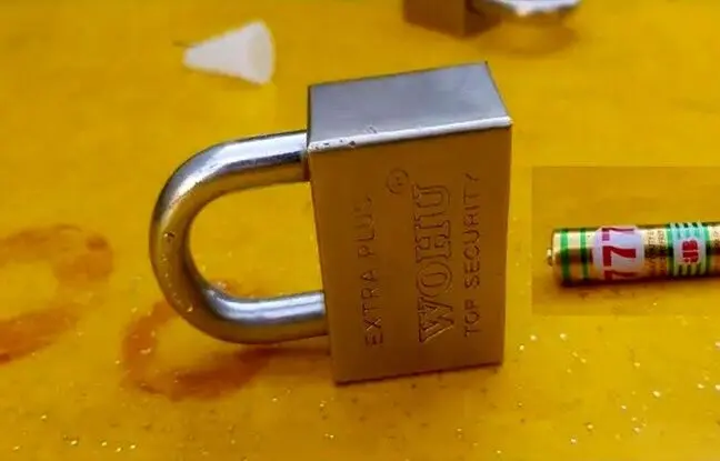 (ویدئو) نحوه باز کردن قفل بدون کلید به روش عجیب یک کلیدساز هندی