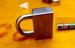 (ویدئو) نحوه باز کردن قفل بدون کلید به روش عجیب یک کلیدساز هندی