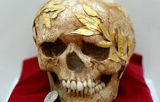 (تصویر) ماجرای یک تاج طلایی که ۲۵۰۰ سال روی یک جمجمه باقی ماند