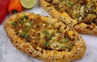 (ویدئو) طرز تهیه مشهورترین پیتزای ترکی با روشی کاملا ساده