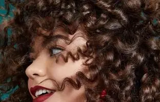 چگونه مو‌های خود را بدون حرارت دادن فر کنیم؟
