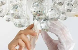 ترفندهای ساده برای تمیز کردن انواع لوستر‌ها در خانه تکانی عید