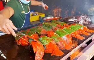 (ویدئو) غذای خیابانی در ترکیه؛ پخت انواع غذا با ماهی توسط دو آشپز مشهور