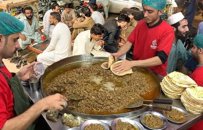 (ویدئو) غذای خیابانی مشهور در پاکستان؛ فرآیند تهیه 50 مرغ کبابی پیشاوری