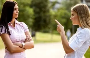 ویژگی رفتاری زنانی که چشم دیدن هم‌جنس خودشان را ندارند
