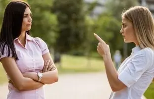 ویژگی رفتاری زنانی که چشم دیدن هم‌جنس خودشان را ندارند