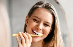 چگونه لکه های قهوه ای دندان را از بین ببریم؟