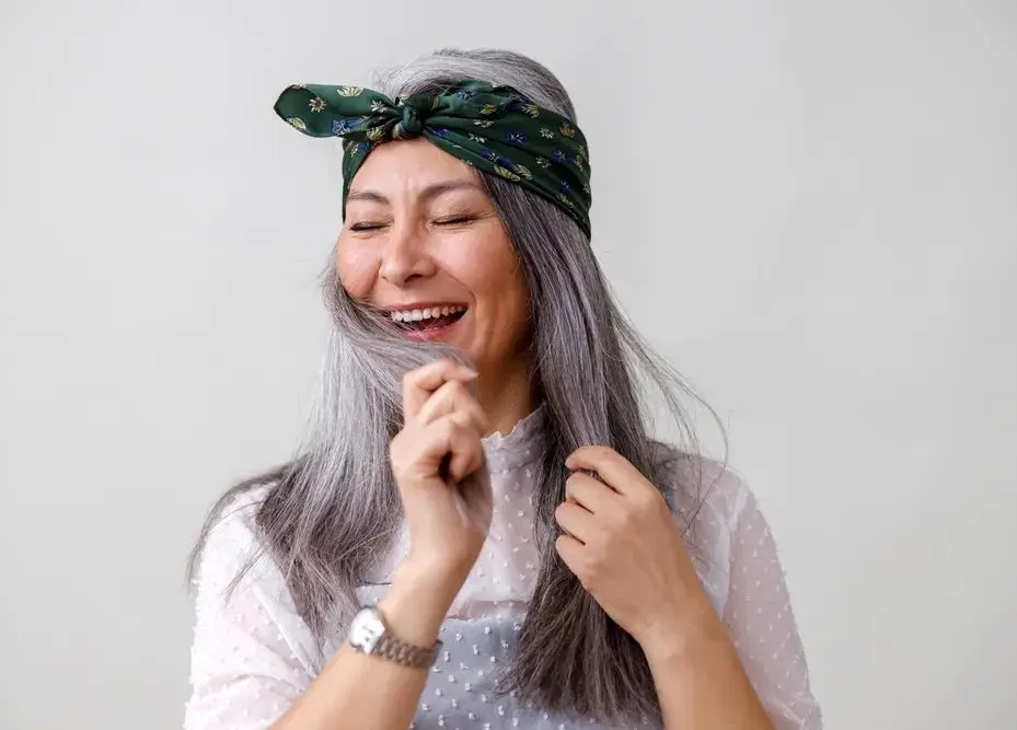 7 مزیت جالب رنگ نکردن موهای خاکستری