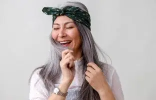 7 مزیت جالب رنگ نکردن موهای خاکستری