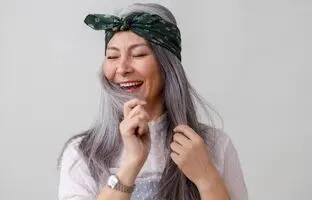 7 مزیت جالب رنگ نکردن موهای خاکستری