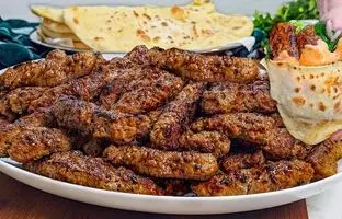 (ویدئو) طرز تهیه کباب یوگوسلاوی با نان و سس مخصوص، یک کباب کوبیده متفاوت