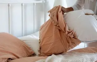 راهنمای کامل تمیز کردن بالش و ملحفه برای خانه تکانی عید