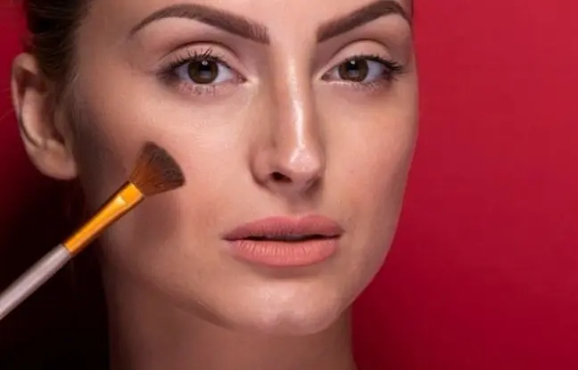 ترفند ساده آرایشی برای زاویه سازی فک