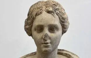 (تصاویر) کشف مجسمه مرموز 1800 ساله یک زن توسط کارگر ساختمانی