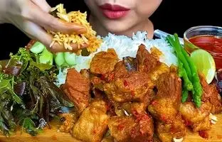(ویدئو) غذاخوردن با صدا؛ خوردن متفاوت 2 کیلو چلو گوشت به روش دختر مشهور تایلندی