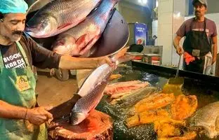 (ویدئو) غذای خیابانی در پاکستان؛ نحوه پخت 55 کیلو ماهی ماسالا توسط یک آشپز مشهور