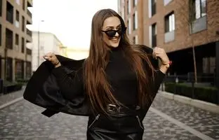 7 اشتباه رایج که در پوشیدن لباس مشکی مرتکب می شویم