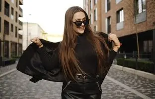 7 اشتباه رایج که در پوشیدن لباس مشکی مرتکب می شویم