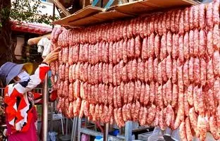 (ویدئو) غذای خیابانی مشهور در تایوان؛ پخت مارماهی سرخ شده و سوسیس کبابی