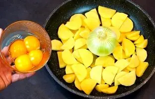 (ویدئو) اگه 3تا سیب زمینی 2تا تخم مرغ و یه پیاز داری، اینطوری با اونا یه غذای متفاوت درست کن