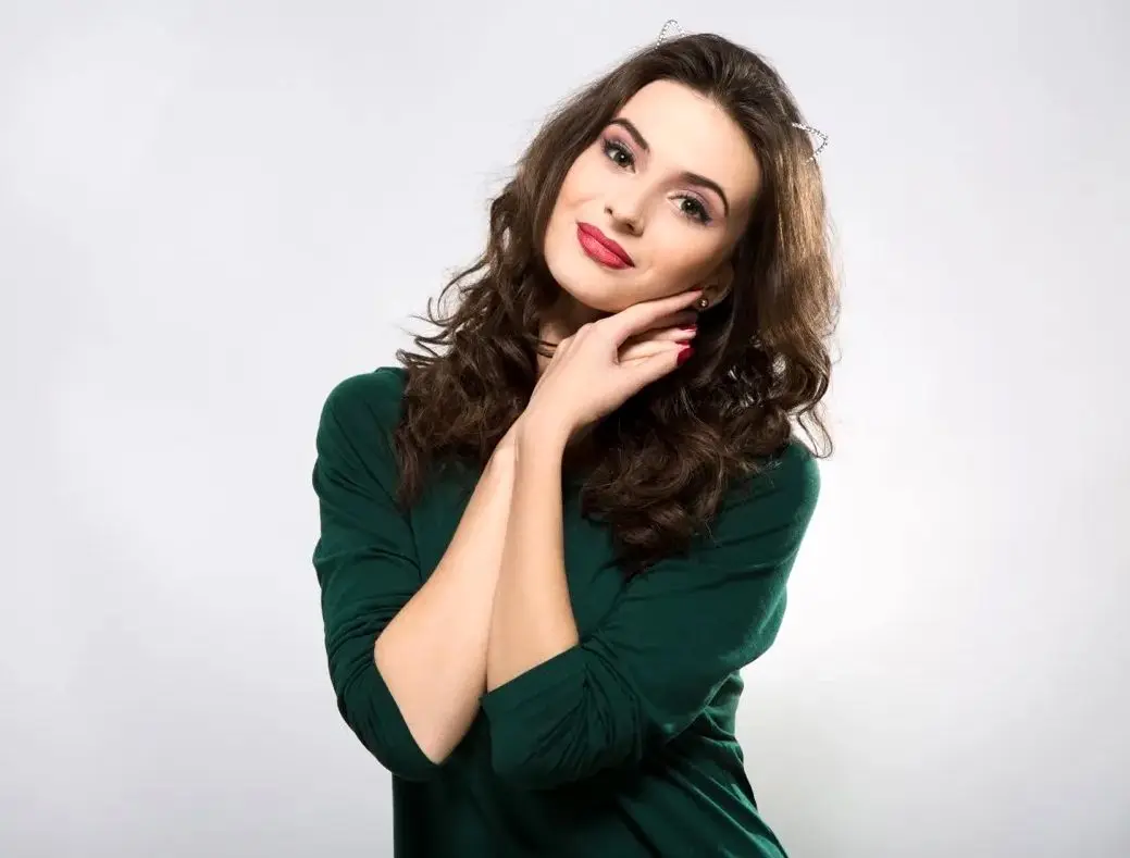 اگه رنگ موهات مشکیه، این رنگ لباس ها رو بپوش!