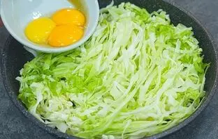 (ویدئو) اگه تو یخچال کلم برگ و تخم مرغ داری، به همین سادگی یه غذای خوشمزه درست کن