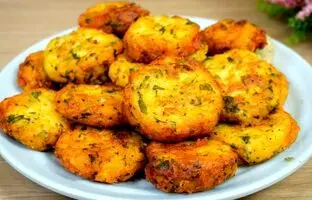 (ویدئو) طرز تهیه کوکو سیب زمینی پنیری با سس مخصوص به سبک اروپایی