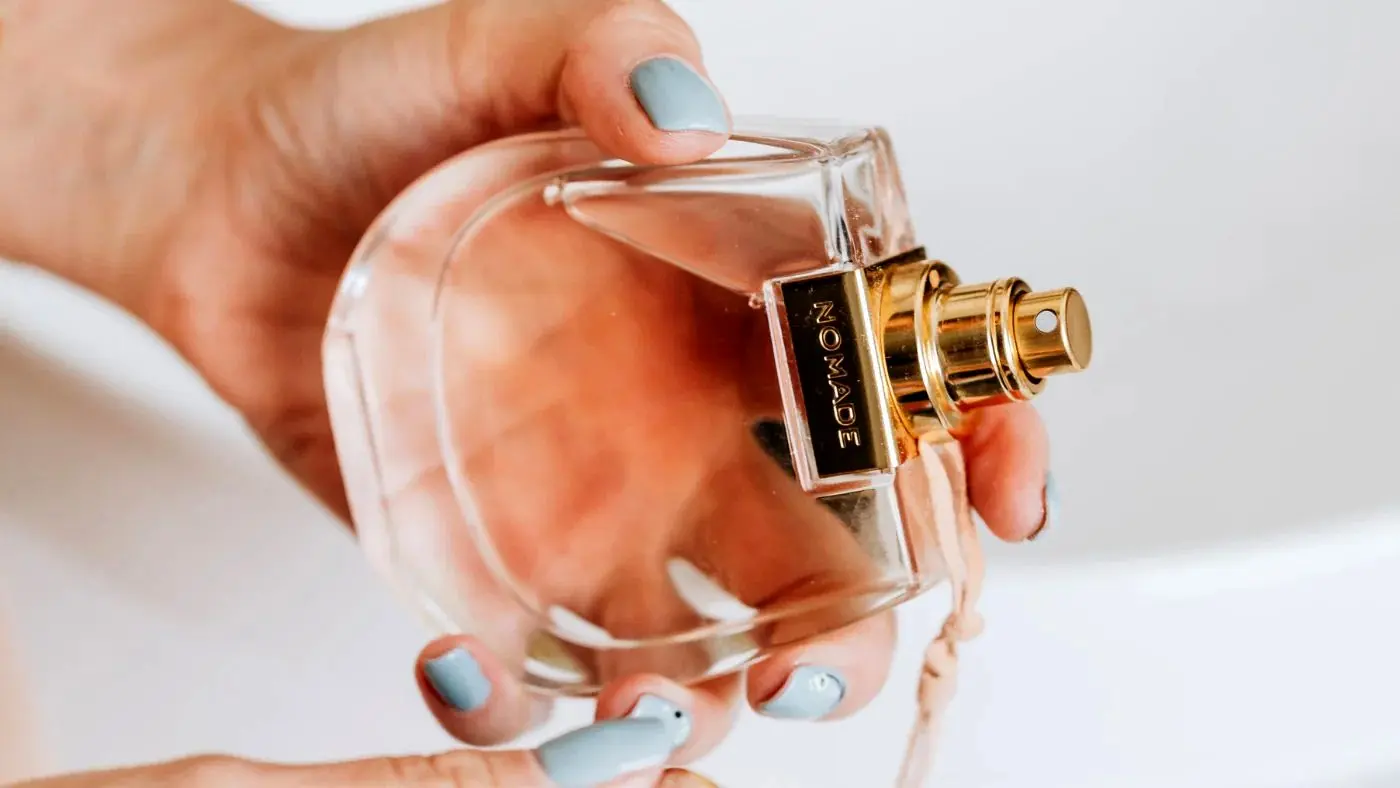 از این 7 عطر استفاده نکن که سنت رو بالا می برن!